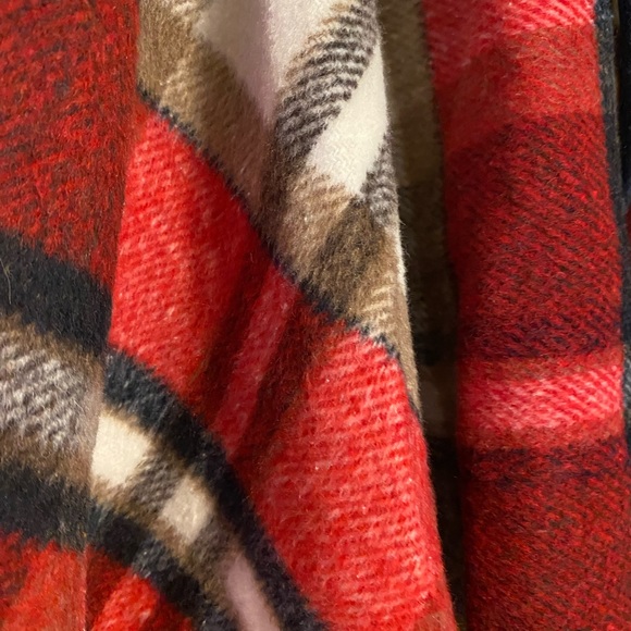NWT- PLAID SLEEVELESS PONCHO - Picture 4 of 6
